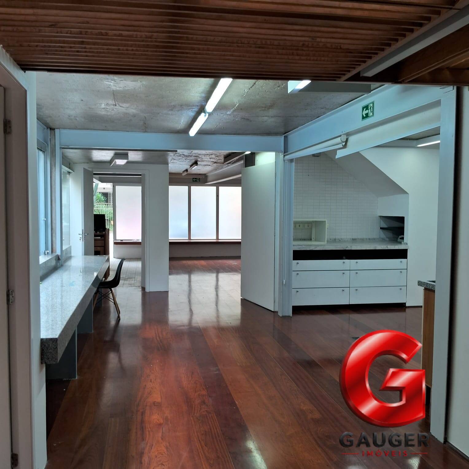 Casa, 6 quartos, 220 m² - Foto 1